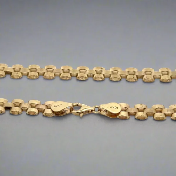 Close-up 9mm link lobster clasp 10K gold rolex gold chain